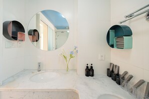 Leilighet – comfort, 3 soverom, ikke-røyk, byutsikt | Bad | Toalettartikler (inkludert), hårføner, håndklær og såpe