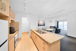 Een koelkast, een microgolfoven, een oven, een kookplaat