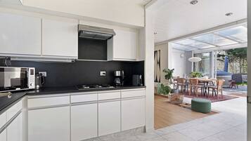 Jääkaappi, mikroaaltouuni, astianpesukone, kahvin-/teenkeitin