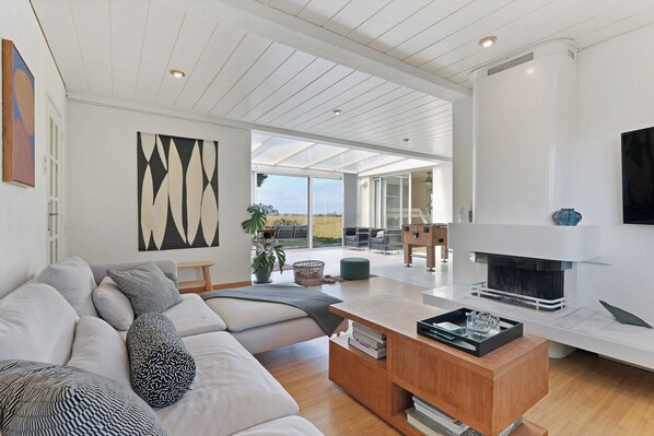 TV, peis, fotballspill og bordtennis