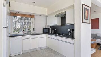 Réfrigérateur, micro-ondes, lave-vaisselle, cafetiÚre/bouilloire