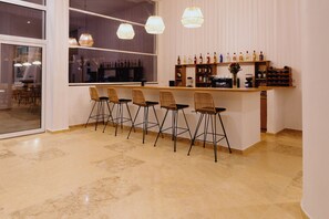 2 bars, bar en bord de piscine, bar de plage