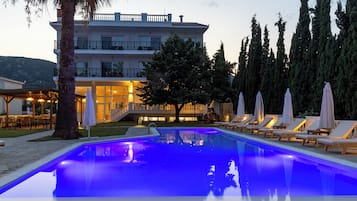 Una piscina al aire libre de temporada (de 10:00 a 18:00), sombrillas