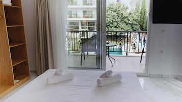 Standard-Suite, Balkon, Poolblick | Zimmersafe, Verdunkelungsvorhänge, Bügeleisen/Bügelbrett