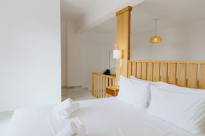 Suite estàndard, balcó, vistes al mar | Caixa forta a l'habitació, cortines opaques i planxa i posts de planxar 