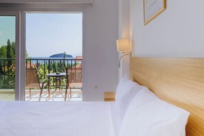 Habitació doble estàndard, balcó, vistes al mar | Caixa forta a l'habitació, cortines opaques i planxa i posts de planxar 