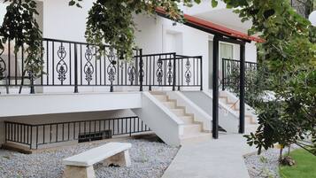 Habitación doble estándar, balcón, vista al jardín | Caja de seguridad en la habitación y cortinas blackout