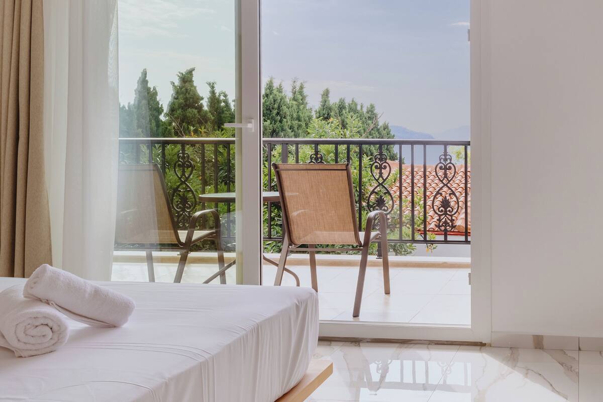 Standard-Suite, Balkon, Meerblick | Zimmersafe, Verdunkelungsvorhänge, Bügeleisen/Bügelbrett