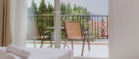 Suite Standard, balcone, vista mare | 1 camera, una cassaforte in camera, tende oscuranti, ferro/asse da stiro