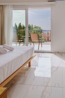 标准套房, 阳台, 海景 | 客房内保险箱、遮光窗帘、熨斗/熨板、免费 WiFi