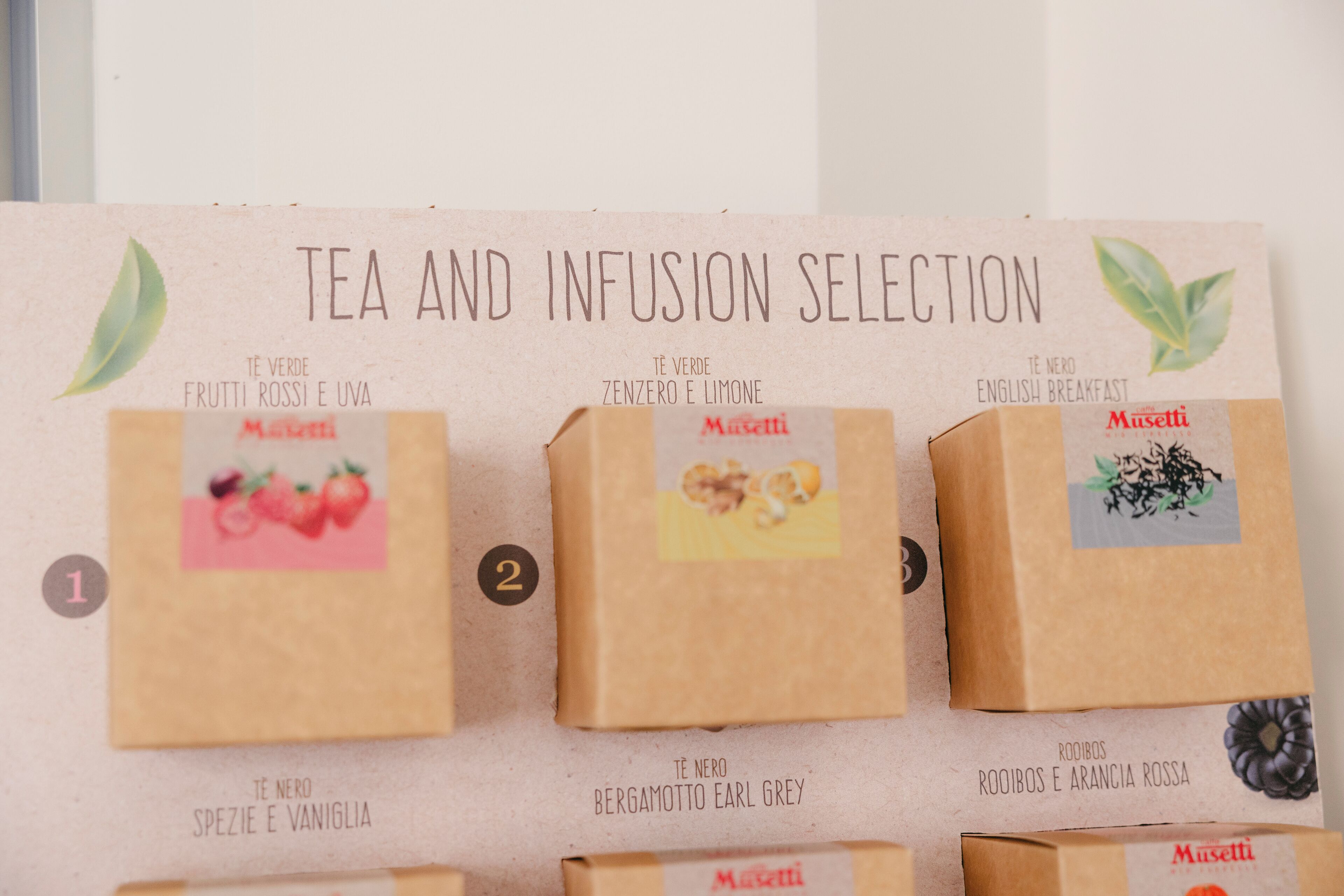 Un présentoir proposant une sélection de thés et d’infusions, avec différents choix.
