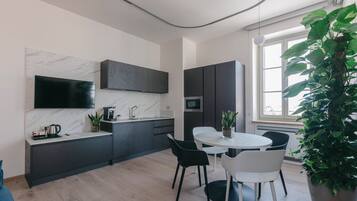 Suite Deluxe | Cuisine privée | Réfrigérateur, micro-ondes, plaque de cuisson, lave-vaisselle