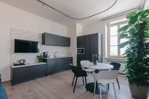 Deluxe-sviitti | Yksityinen keittiö | Jääkaappi, mikroaaltouuni, liesi, astianpesukone