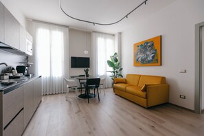 Deluxe Suite | Private kitchen | Fridge, microwave, stovetop, dishwasher