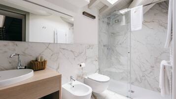 Deluxe-Maisonette, Stadtblick | Badezimmer | Dusche, Haartrockner, Handtücher, Seife