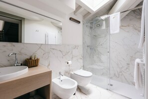 Deluxe Duplex, City View | Bathroom | Shower, hair dryer, towels, soap - Villa Turco Berti Luxury Apartments&SPA (Caldiero)