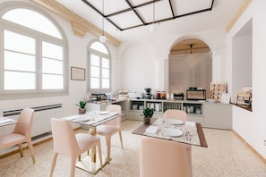 Dagelijks ontbijtbuffet (EUR 10 per persoon)