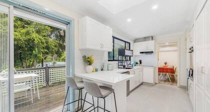 Charming 4-bedroom house with AC, WiFi in tranquil Castle Hill