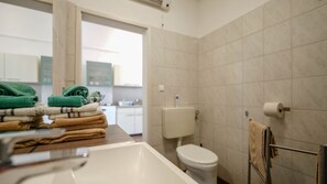 Douche, sèche-cheveux, serviettes fournies, savon