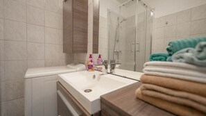 Dusj, hårføner, håndklær og såpe