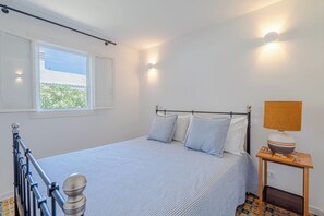 2 عدّة غرف نوم ومكواة/لوح كي وواي فاي وملاءات أسرّة