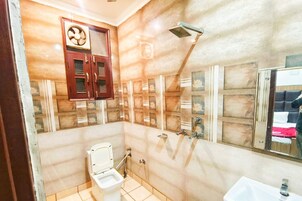 Deluxe Room | Bathroom | Shower, towels, toilet paper