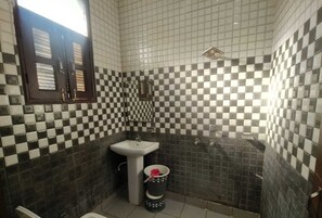 Standardværelse | Badeværelse | Bruser, håndklæder, Toiletpapir