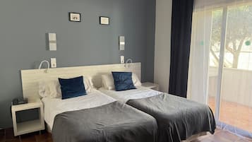 Chambre Double Standard, balcon, vue jardin | Couette en duvet d'oie, coffres-forts dans les chambres, bureau