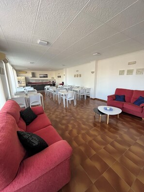 50-inch LED TV with digital channels - Hotel Plaza Miami Solo adultos (Mont-roig del Camp)