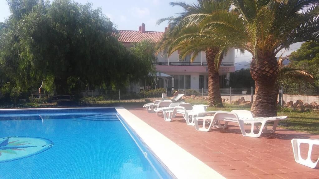 Una piscina al aire libre de temporada