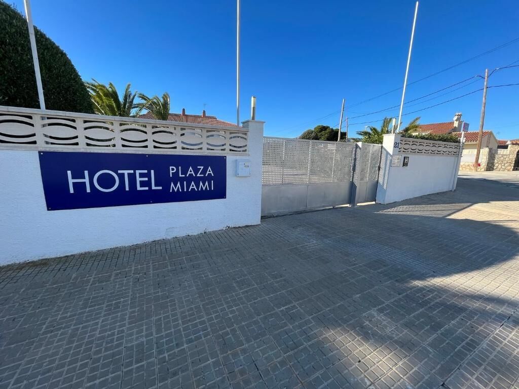 Señal para el Hotel Plaza Miami.