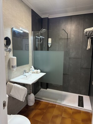Een douche, een haardroger, handdoeken, zeep