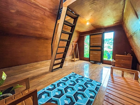 Loftsrom, balkong, hageutsikt | 1 soverom, wi-fi (inkludert) og sengetøy