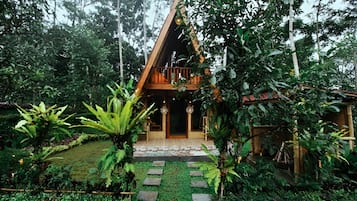 Bamboo Cabin with Bathtub