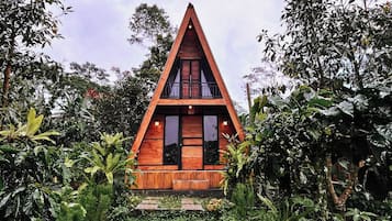 Loftsrom, balkong, hageutsikt | Terrasse/patio