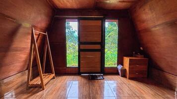 Loft, balkon, pemandangan kebun | 1 kamar tidur, Wi-Fi gratis, dan seprai linen