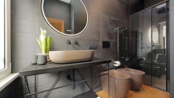 Superior-Doppelzimmer, Blick auf den Innenhof | Badezimmer | Dusche, kostenlose Toilettenartikel, Haartrockner, Bidet