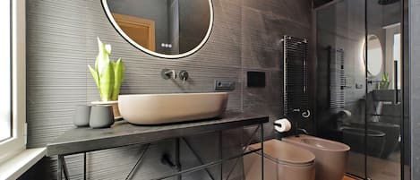 Phòng đôi Superior, quang cảnh sân vườn | Phòng tắm | Buồng tắm vòi sen, đồ dùng nhà tắm miễn phí, máy sấy tóc