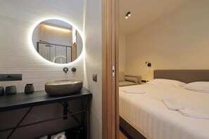 Comfort Double Room | Bathroom | Shower, free toiletries, hair dryer, bidet - The Place Gallia (Rome)