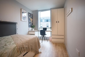 Cortinas opacas, wifi gratis, ropa de cama