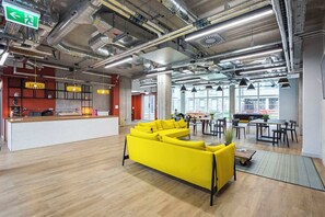 Área de estar no saguão