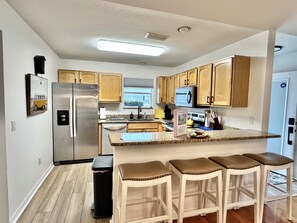 Kylskåp, mikrovågsugn, ugn och spishäll