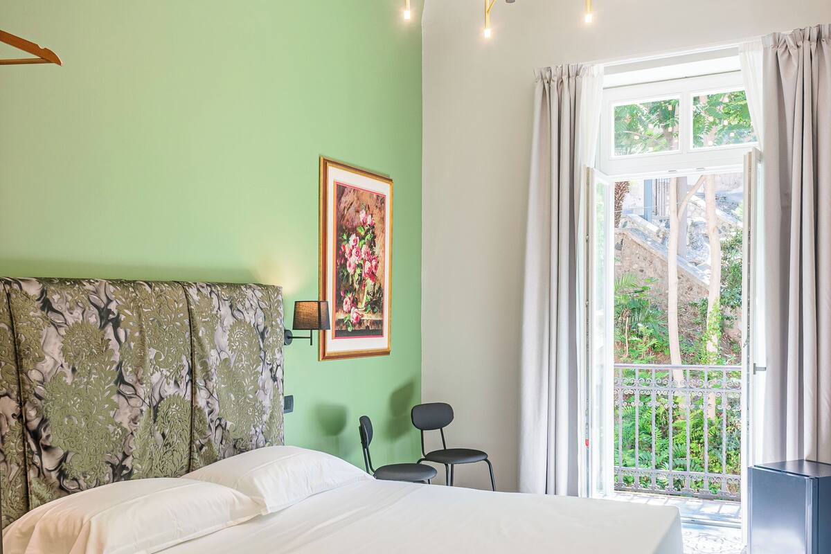 Deluxe Room | 1 bedroom, in-room safe, desk, laptop workspace