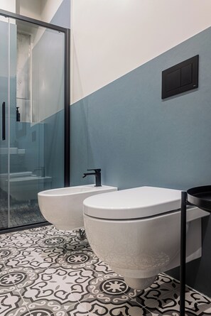 Klassieke kamer, uitzicht op de stad | Badkamer | Een douche, een haardroger, handdoeken, zeep