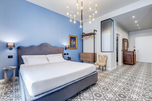 Ein modernes Schlafzimmer mit einem großen Bett, einer Kandelaber, einem Schminktisch und einem Spiegel.