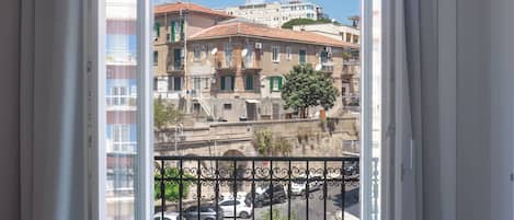 Deluxe Single Room, City View | 1 bedroom, in-room safe, desk, laptop workspace