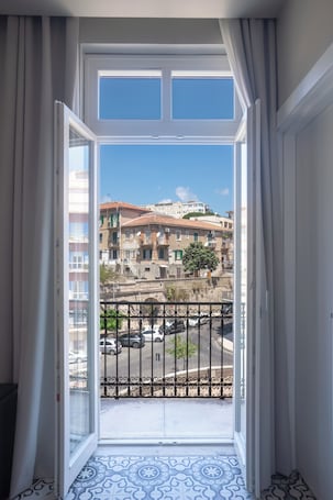 1 habitación, caja de seguridad en la habitación y escritorio