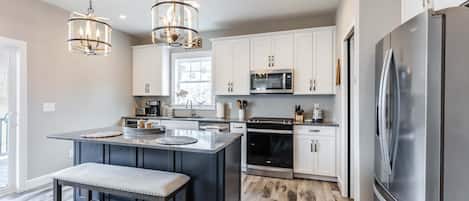 Jääkaappi, mikroaaltouuni, uuni, liesi