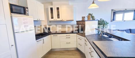 Kühlschrank, Mikrowelle, Ofen, Wasserkocher mit Kaffee-/Teezubehör