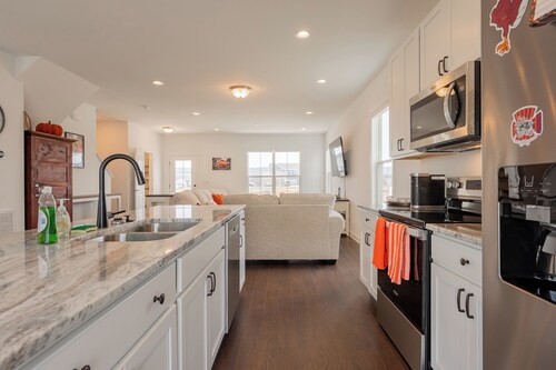 Modern 3BR townhome w/ stylish decor, balcony, laundry, & workspace near VT & downtown.